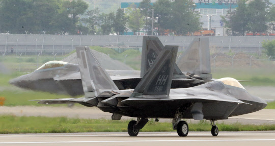오는 11일부터 2주간 실시하는 한미 공중전투훈련인 '맥스선더'(Max Thunder)에 참가하기 위해 한국을 찾은 미국 스텔스 전투기 F-22 랩터가 2일 오후 광주 공군 제1전투비행단 활주로에 비행을 마치고 착륙하고 있다.